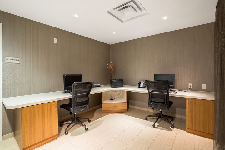 Business Center 32 of 33