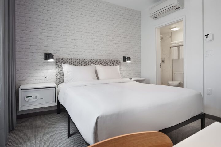 Room 83 of 111