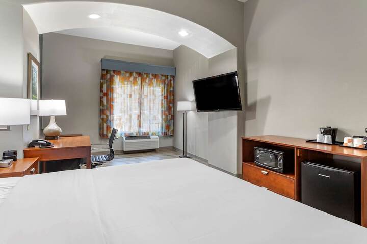 Comfort Inn & Suites Cleveland TX