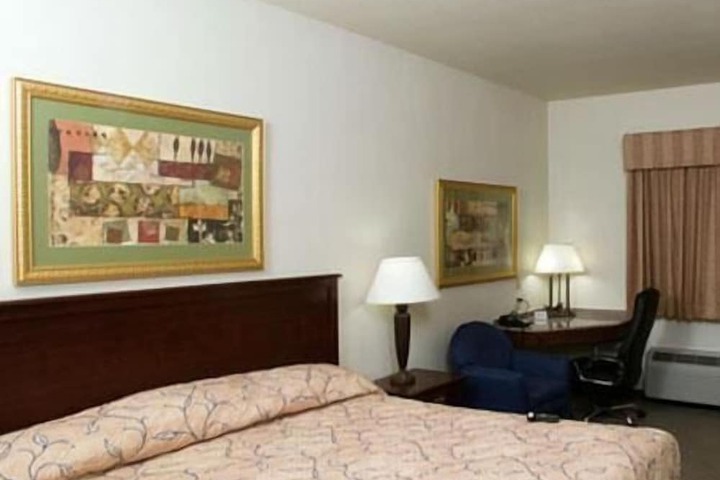 HomeTown Hotel Bryant