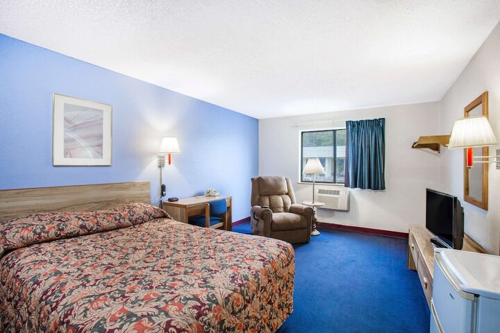 Room 10 of 14