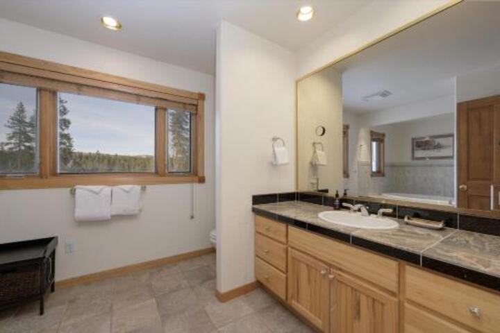 Mountain Peak 3.5 Bathrooms Home