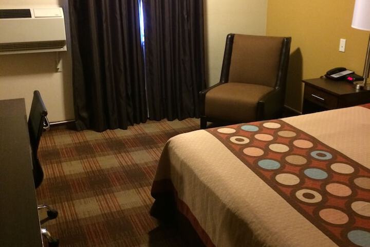 Room 10 of 32