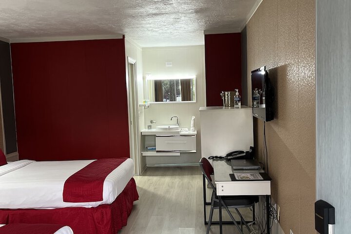 Room 10 of 18