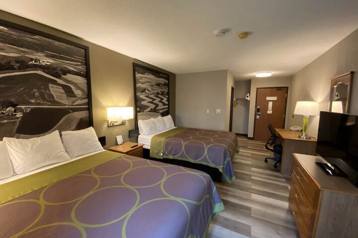 Super 8 by Wyndham Green Bay Near Stadium