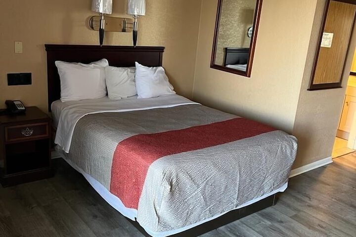 Room 4 of 12
