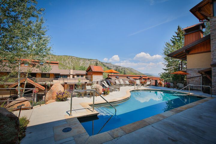 The Crestwood Condominiums