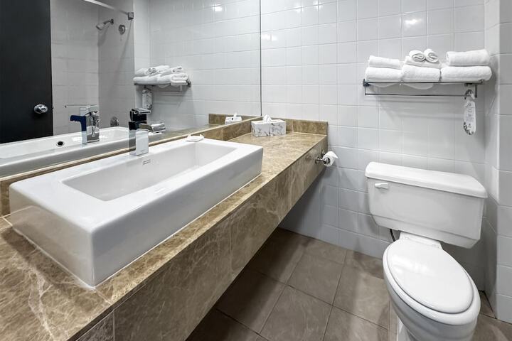 Coast Lonsdale Quay Hotel
