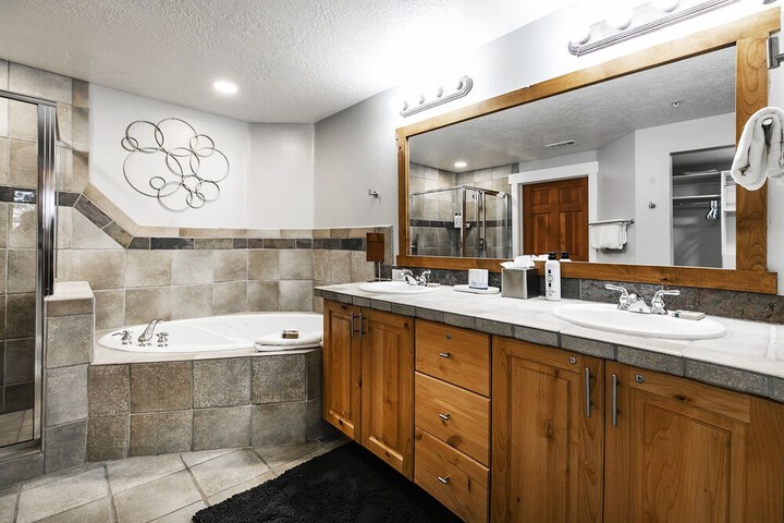 Town Pointe B101 3 Bedroom Condo by RedAwning