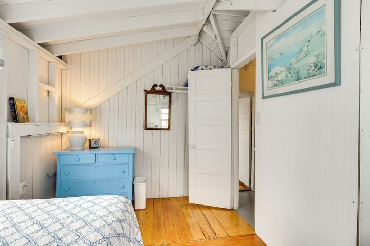 Charming Westbrook Cottage Steps to Private Beach