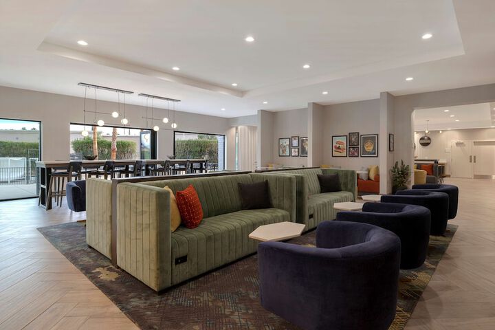 Lounge 72 of 82
