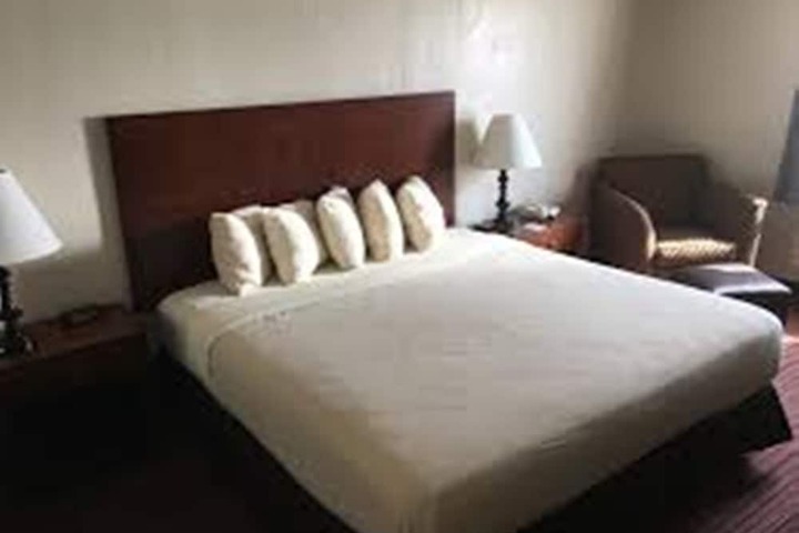 Room 8 of 16