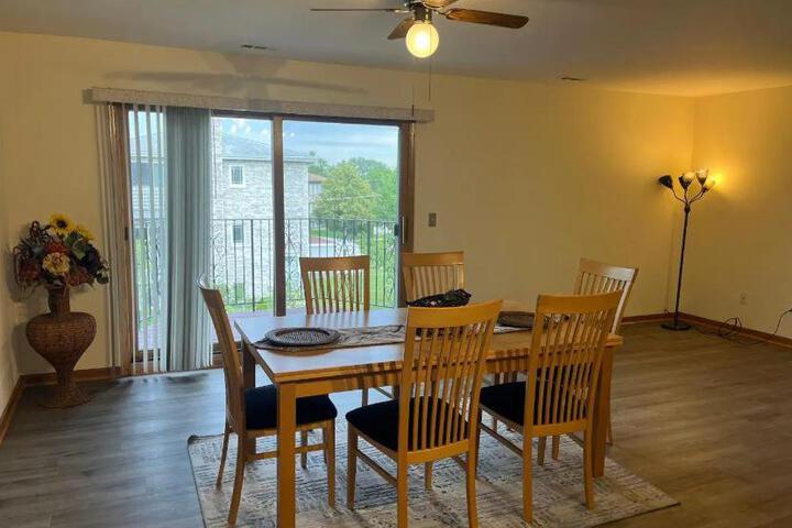 3BR-2BA Deluxe Apartment with Fireplace and Balcony