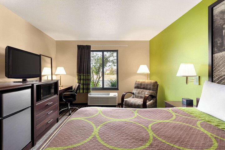 Super 8 by Wyndham Germantown / Milwaukee