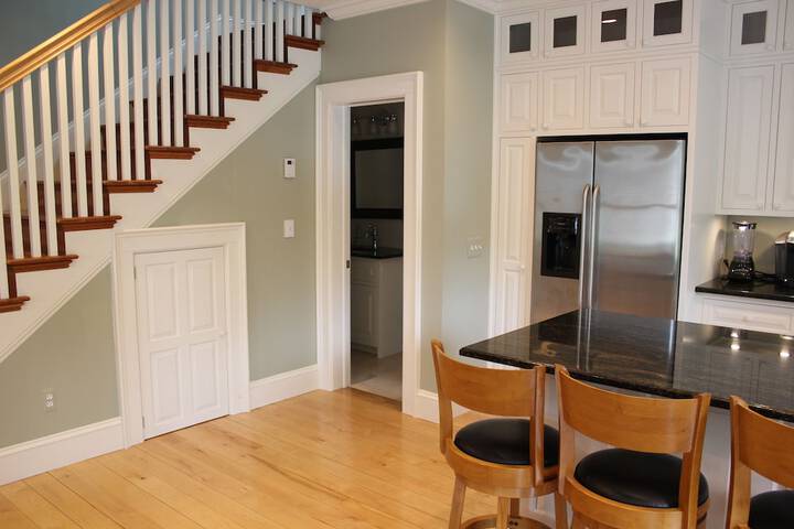 24 East Main Street B & B