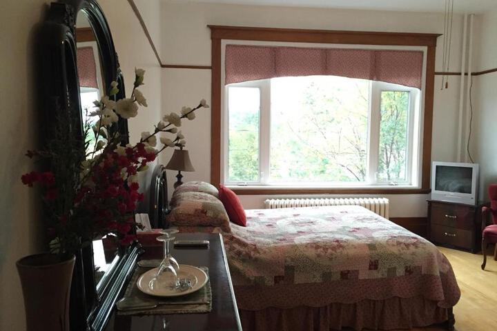Le Petit Château Montebello B & B