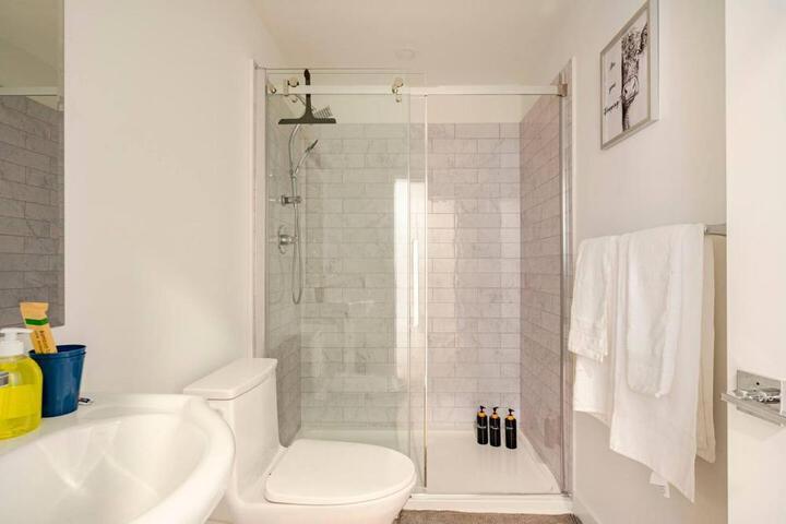 Victorias Family Oceanside Retreat brand new 2br basement