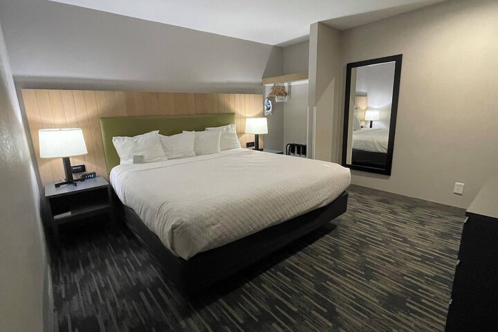 Room 11 of 32