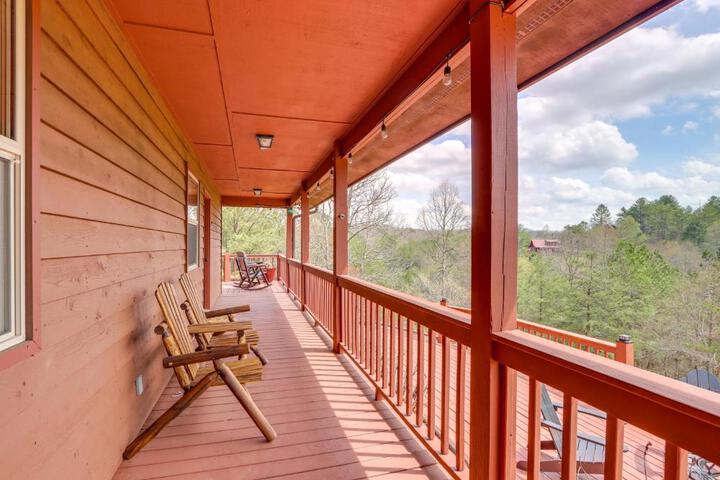 Peaceful Cabin Retreat - 9 Mi to Murphy!