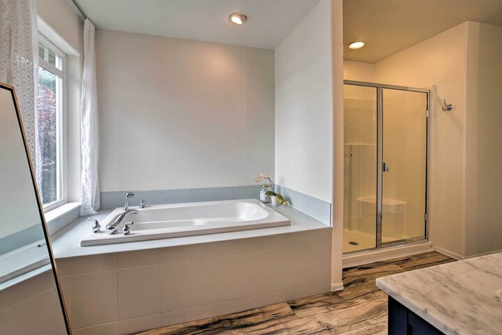 Spacious Lake Stevens Home w / Fire Pit Patio