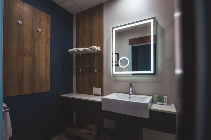 Room 33 of 65