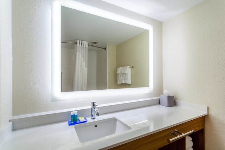 Holiday Inn Express & Suites Cedar Falls - Waterloo by IHG