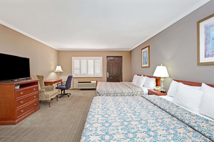 Room 6 of 12