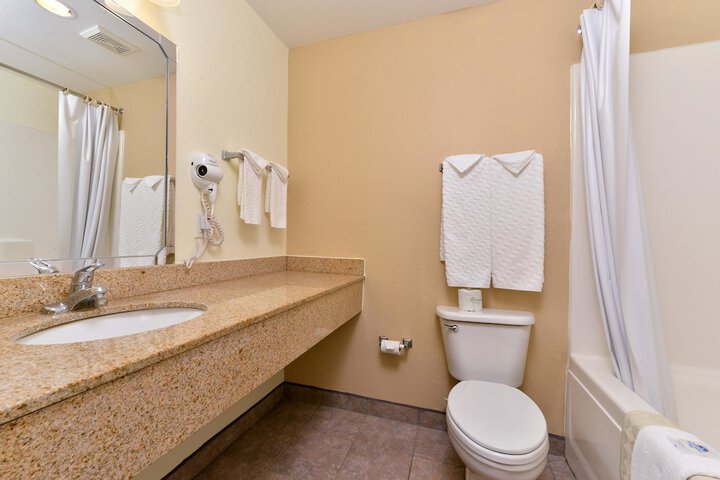 Americas Best Value Inn & Suites Winnie