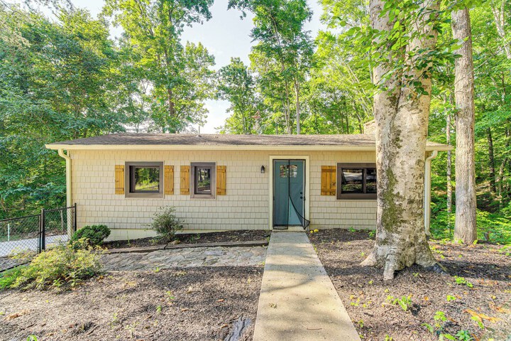 Dandridge Home on Douglas Lake w / Hot Tub & Dock!