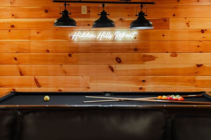 Sleeps 16! Luxury Cabin With Game Room & Hot Tub