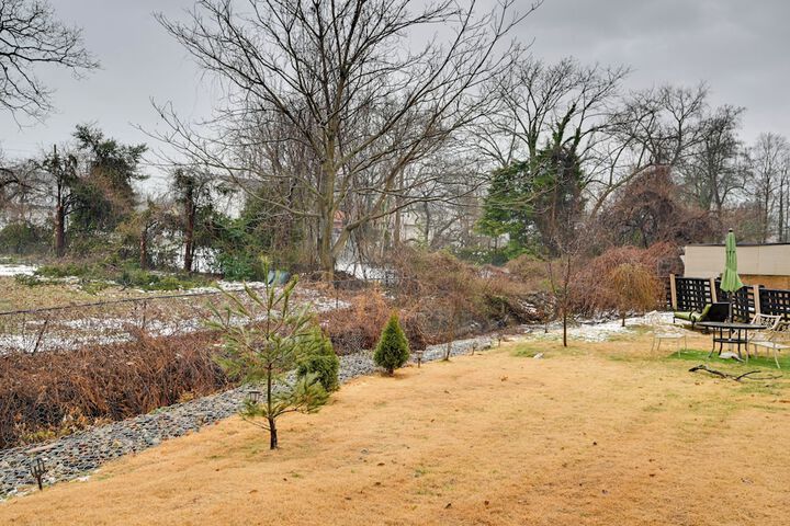 8 Mi to Long Beach: Cozy Apt w / Fenced Yard!