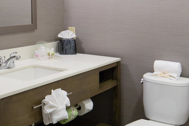 Holiday Inn Bloomington-Airport by IHG