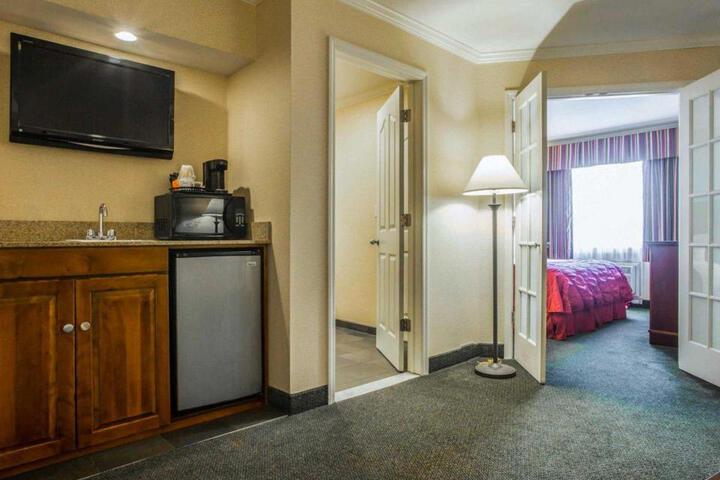 Clarion Inn & Suites at the Outlets of Lake George
