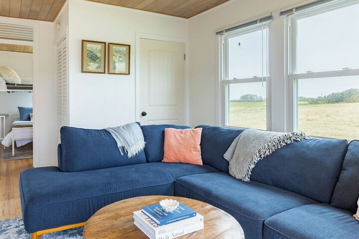 Swan Lake Cottage by Avantstay Views + Firepit