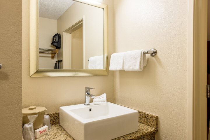 Room 10 of 28