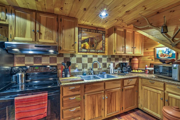 Celo Cabin w / Deck in Pisgah National Forest