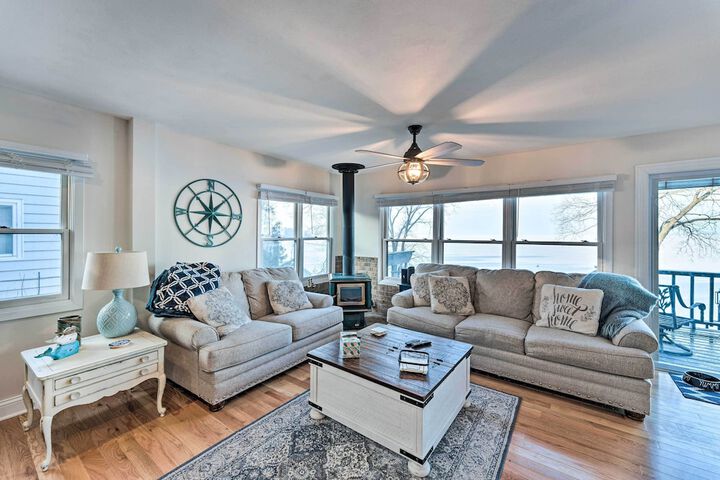 Lakefront Home w / Gorgeous Sunsets Kayaks, & Pier