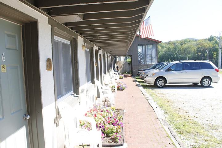 Happy Bear Motel