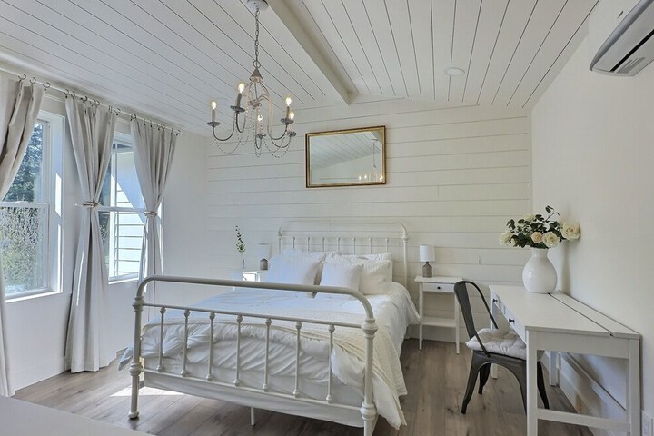 Serene 5BR Farmhouse Retreat Shoreline