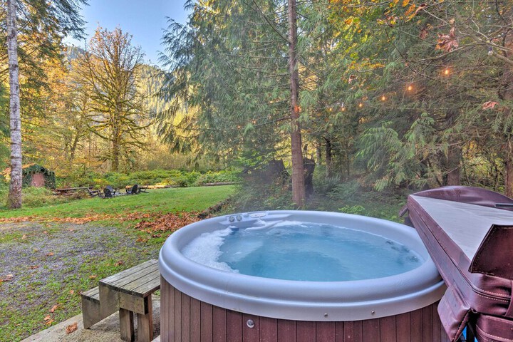 Riverfront Gold Bar Log Cabin Near Stevens Pass!