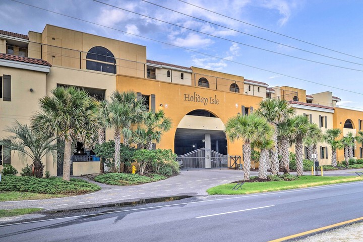 Beachfront Dauphin Island Condo w / 2 Pools & Sauna