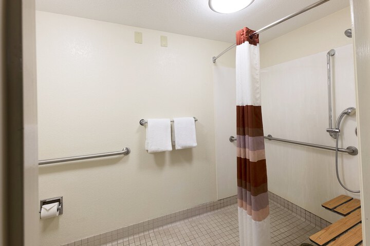 Red Roof Inn PLUS+ West Springfield