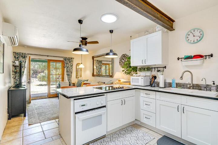 Vibrant Casa Paloma w / Patio - Near Vineyards!