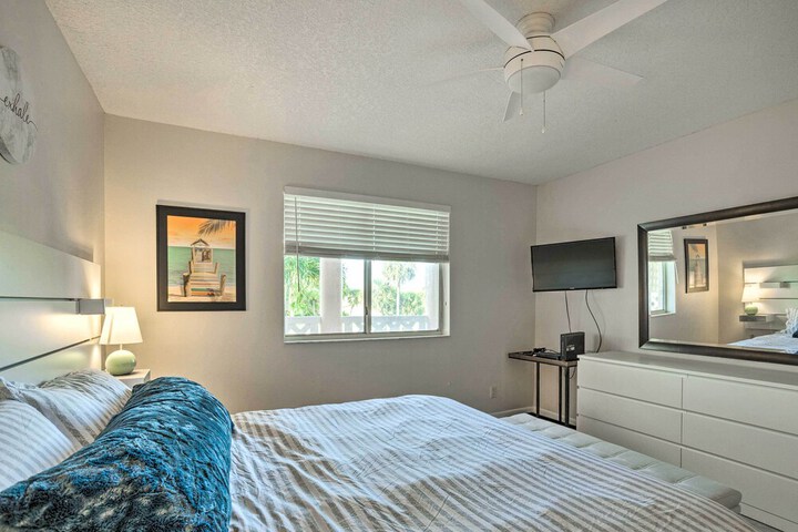 Jupiter Bay Condo w / Pool Half Mile to Beach!