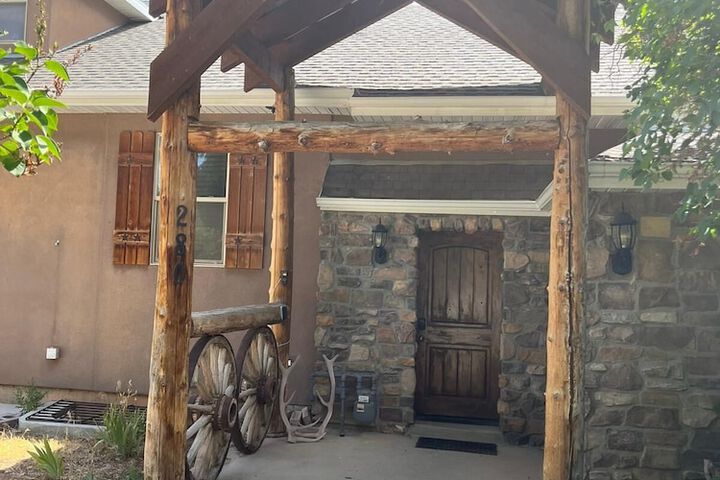 14 Guests 5BR 2BA Game room and Living