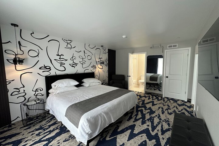 Lighthouse Inn & Suites