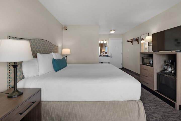 Pelican Shores Inn