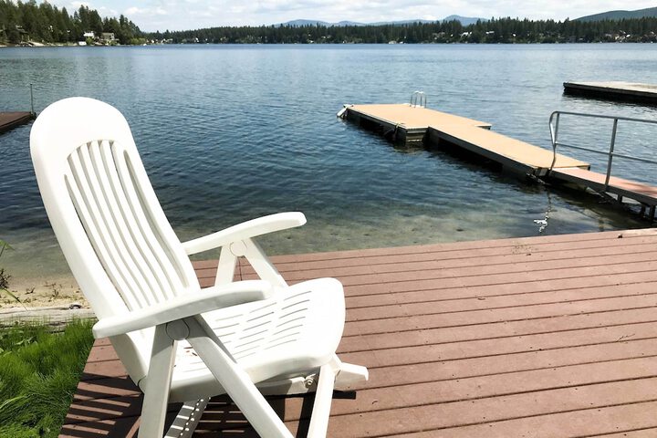 Newport Cabin w / Lakefront Private Porch & Grill!