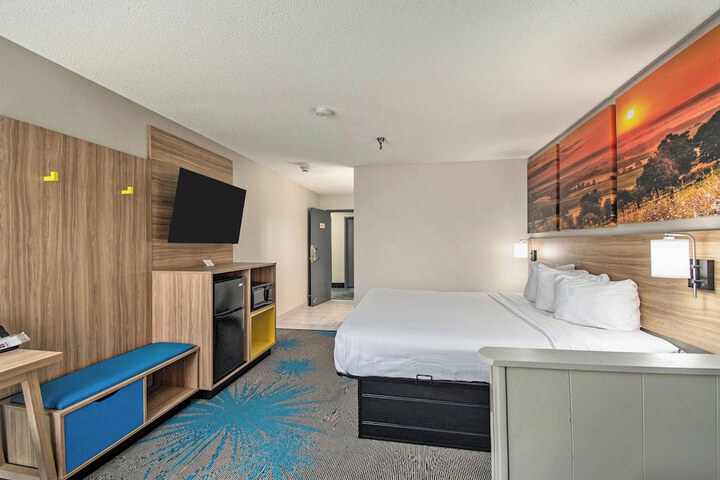 Days Inn & Suites by Wyndham Mt. Pleasant