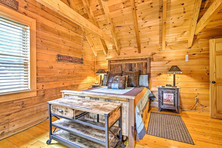 Lake Hartwell Lodge w / Dock Theater + Hot Tub!